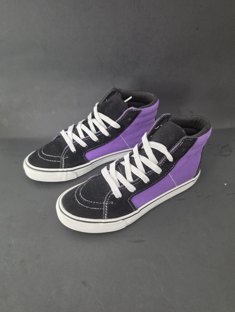 Kids High-Top Sneakers in Purple and Black – Classic Skate Style